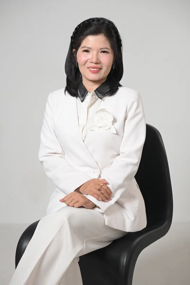 Cô Hồng trong hoạt động chia sẻ hướng nghiệp