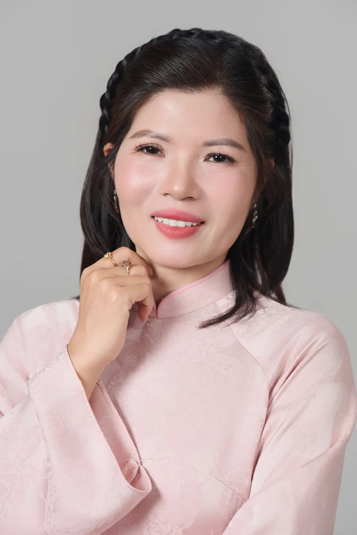 ThS. Ngô Minh Hồng trong tà áo dài hồng
